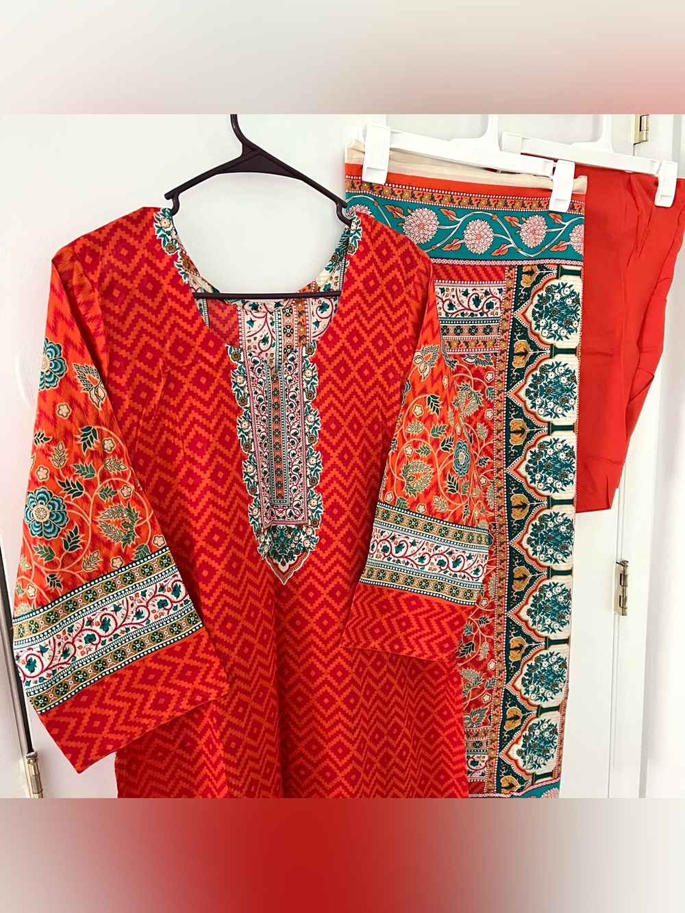 NEW Floral Print Lawn Shalwar Kameez - Picture 4 of 12